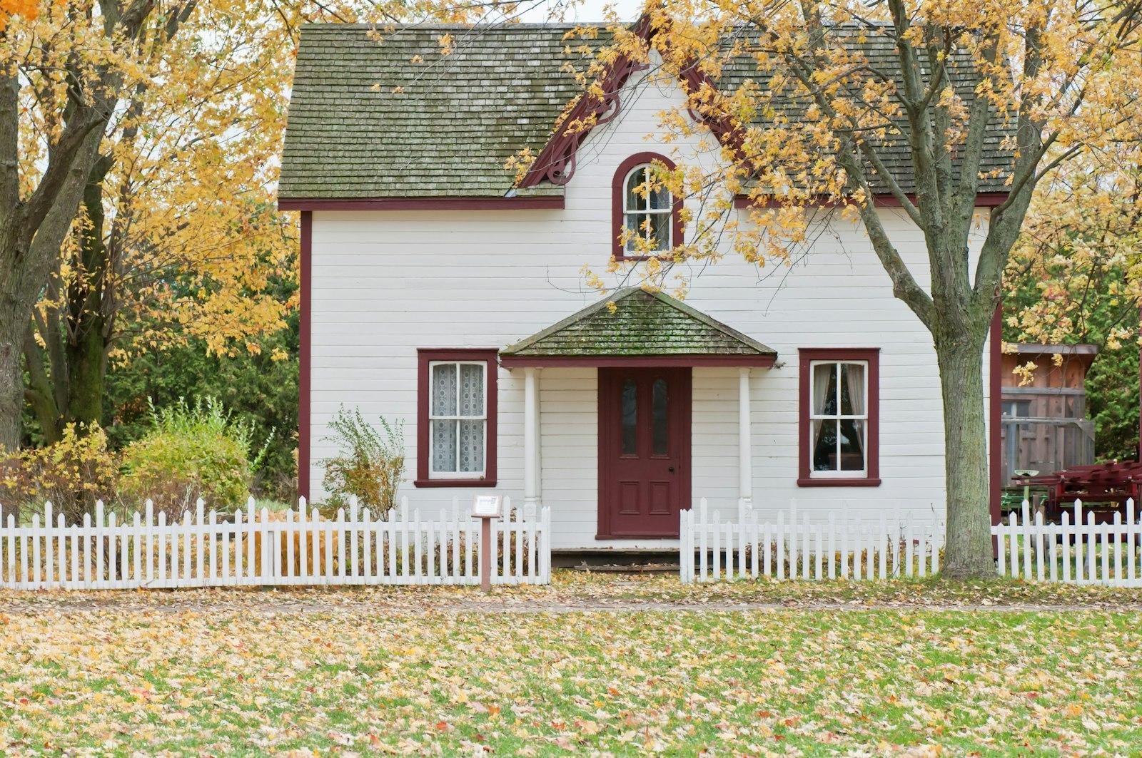 Sample: white cottage with a shingle roof in autumn